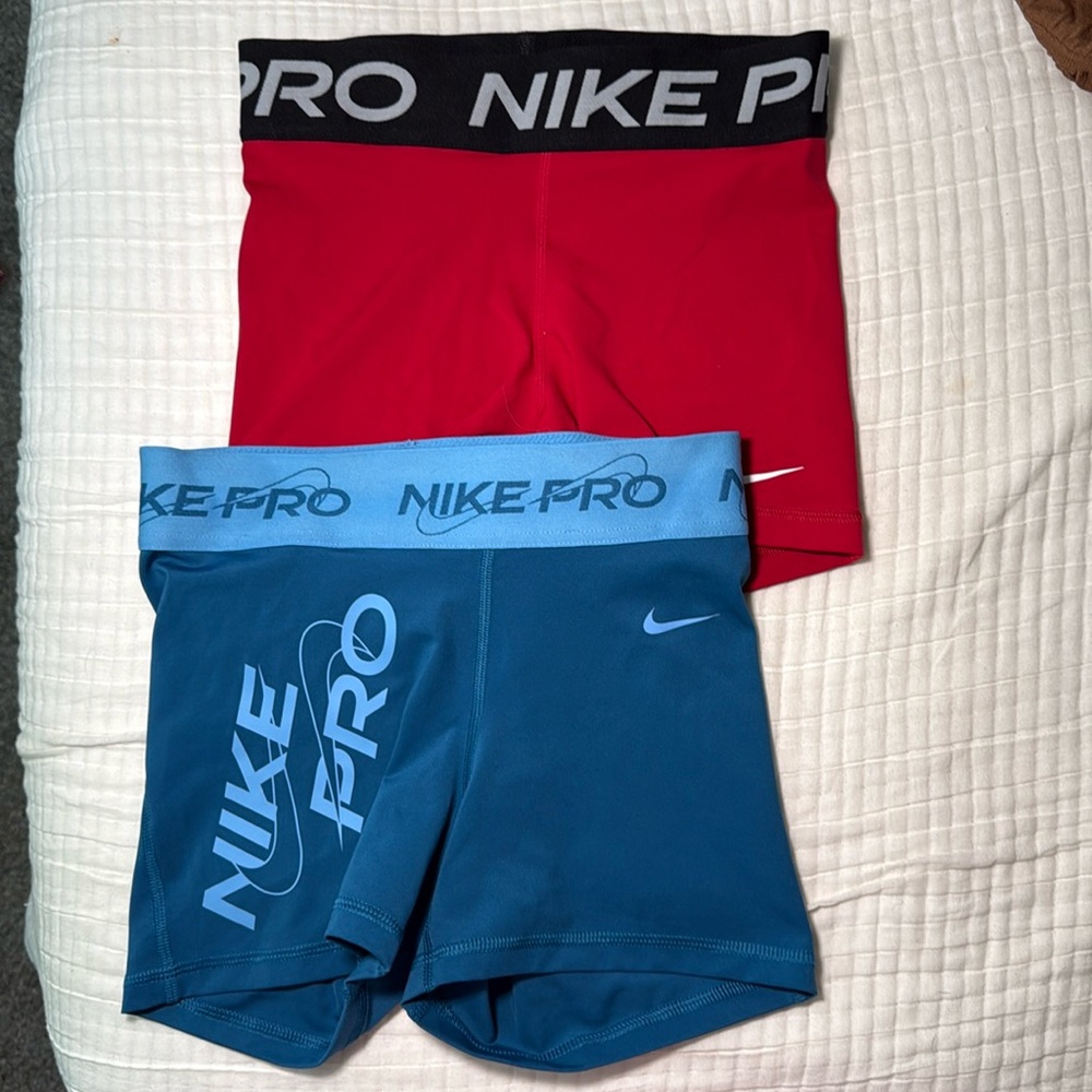 2 xs Nike PRO shorts